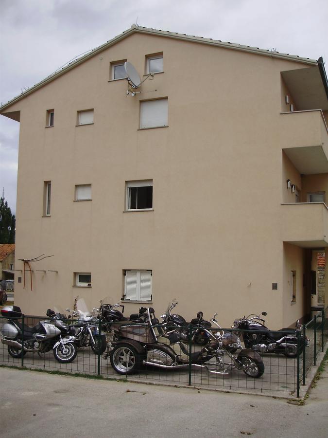 Blue Frog Hotel Hrvace Buitenkant foto